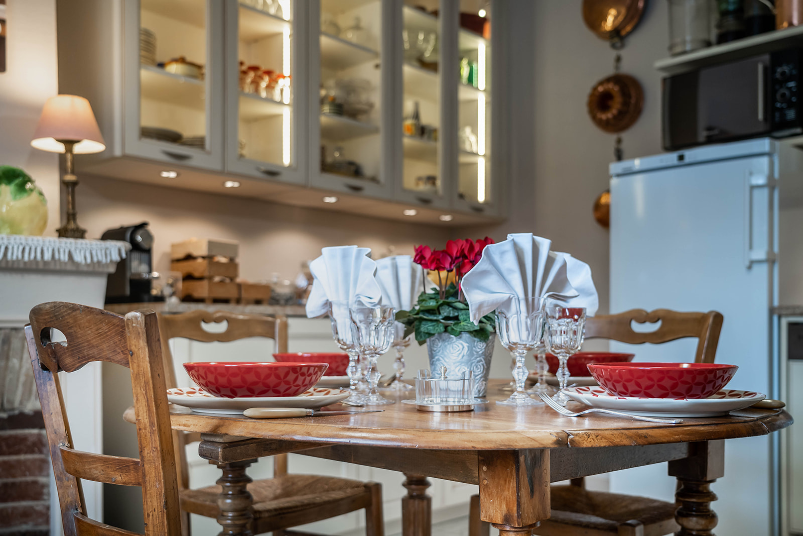 cuisine-style-campagne-chic-blanche-ambiance-deco-table-vazard-home-cuisines-neubourg-louviers