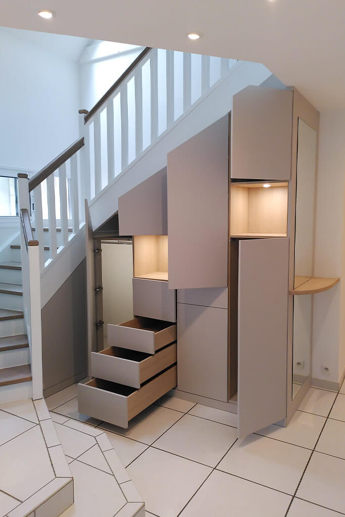 rangement-sous-escalier-moderne-laque-beige-porte-ouverte-vazard-home-evreux