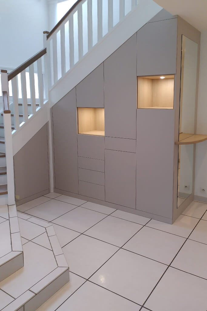 rangement-sous-escalier-moderne-laque-beige-vazard-home-evreux